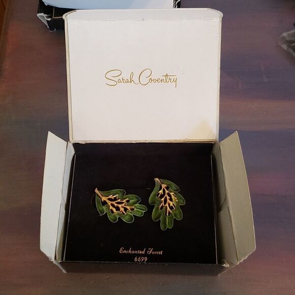 Vintage Signed Sarah Coventry  Goldtone and Green Resin Leaf Clip Earrin… - Picture 2 of 10